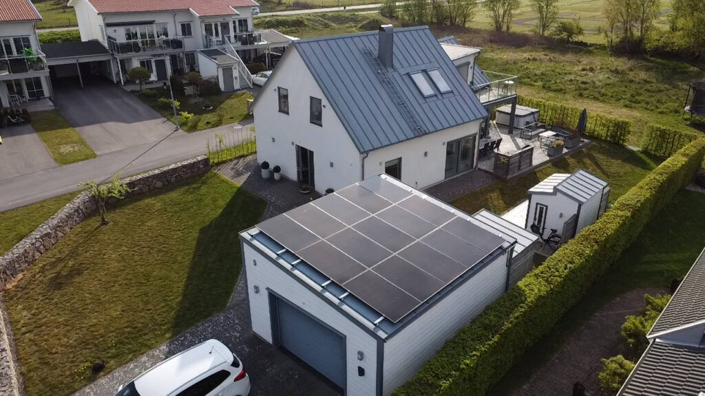 solceller på ett garage